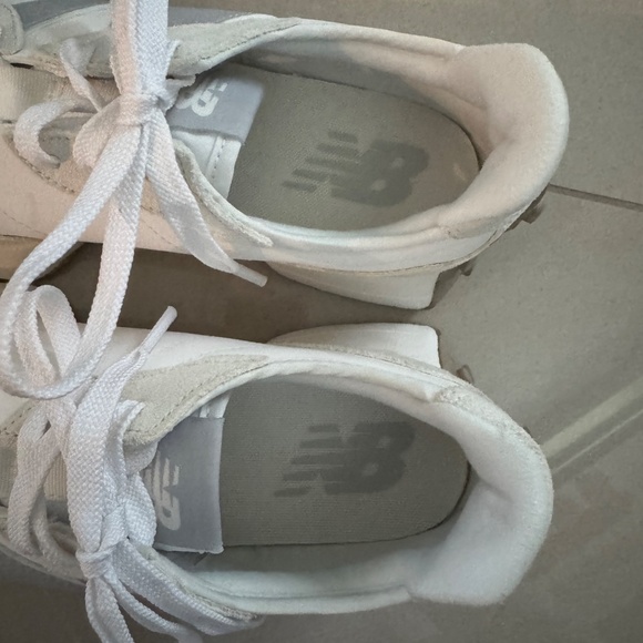 New Balance Women's 327-size 9-white/grey-NIB - Picture 5 of 7